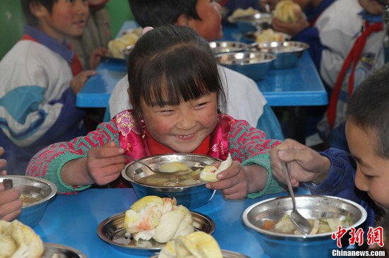 甘肃藏区小学生的营养餐 每天3元标准(组图)
