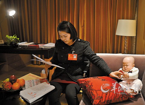 2012年11月10日晚,四川代表团最年轻的代表罗玮回到驻地房间,阅读学习有关材料,她的女儿在一边安静地玩耍。2005年3月,她得知非亲非故的廖红霞急需肝移植后,不顾亲友的反对,无偿捐献了55%的肝脏,挽救了廖红霞的生命,成为中国器官移植史上非亲活体无偿捐肝第一人。