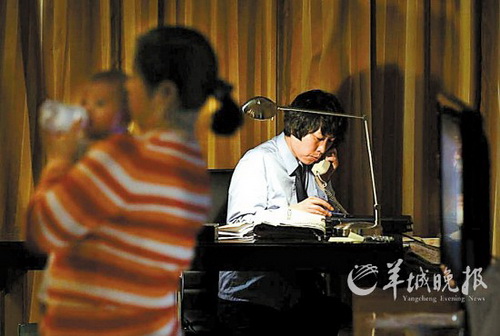2012年11月13日,十八大代表蒋敏,回到住地首先给儿子喂奶,然后工作。“我5月份当选十八大代表,高兴的同时也很着急。开会时我的儿子才4个月,他有将近十天没奶吃该怎么办!”她试着向会务组申请能否带着孩子去开会,没想到两天之后就得到答复:没问题。 (新华社供图)