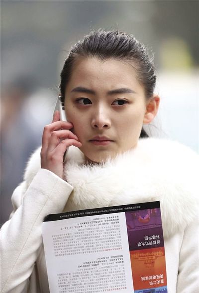 2月17日，北京电影学院，报名表演系的女生。新京报记者 浦峰 摄
