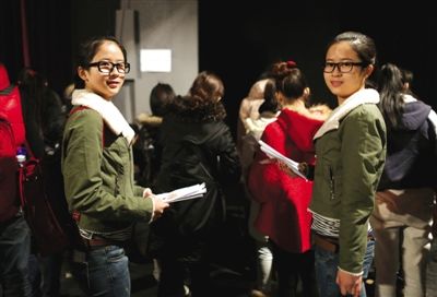 2月17日，北京电影学院，一对双胞胎在报名表演系。当日，北京电影学院开始招生。新京报记者 浦峰 摄
