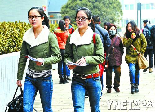 在北京电影学院，双胞胎姐妹刘雨、刘田完成报名环节。摄影 北京青年报记者　贾婷