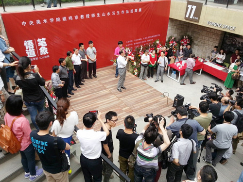 5月21日下午, “笔象悟道——中央美术学院姚鸣京教授师生山水写生作品观摩展”在北京雍和家园艺术空间隆重开幕。 摄影:杨铁虎