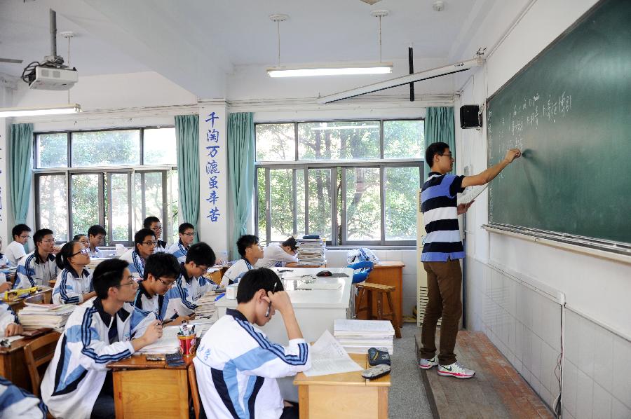 10月14日,余姚中学的一名老师在教室里上课.新华社发(陈斌荣 摄)