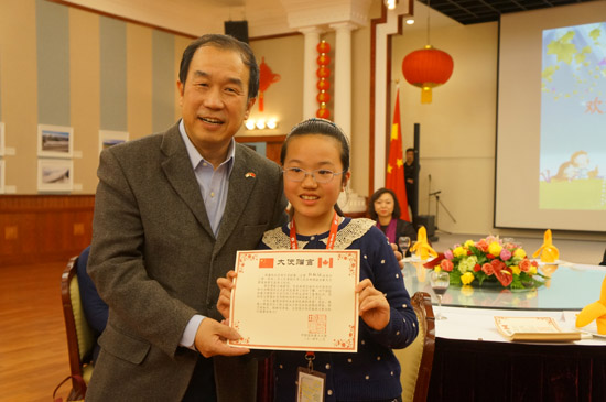 章大使向到访的小学生们颁发参观中国大使馆证书。人民网驻加记者 李学江 摄