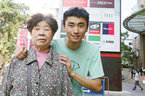 大学生带73岁奶奶出国旅游