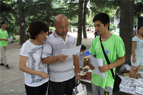 河南农业大学学生变身环保卫士 公园开展环境