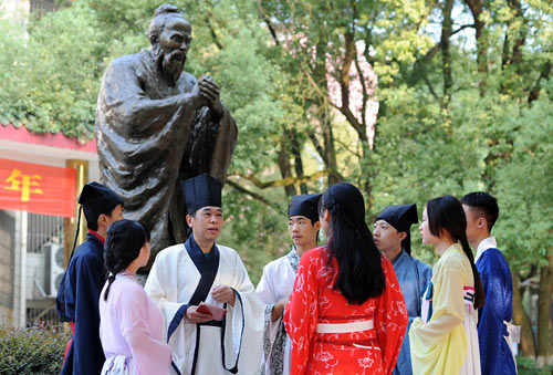 湘科院学子着汉服行拜师礼 感受传统文化魅力