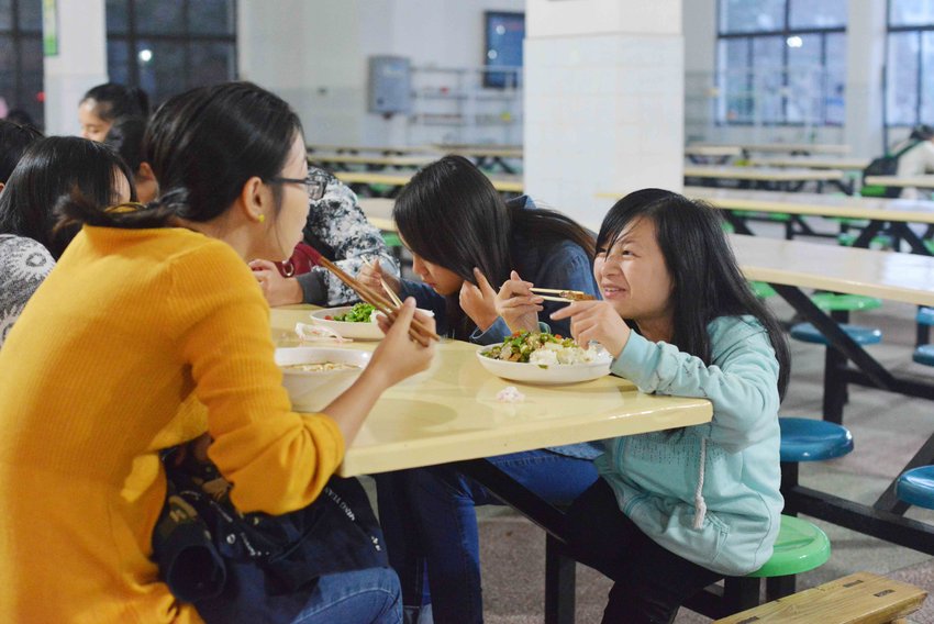 刘儒珍在学校食堂吃爱心餐(本组图由cfp提供,转载请联系对方)