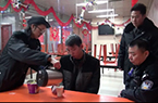 铁警援助抑郁男回家
