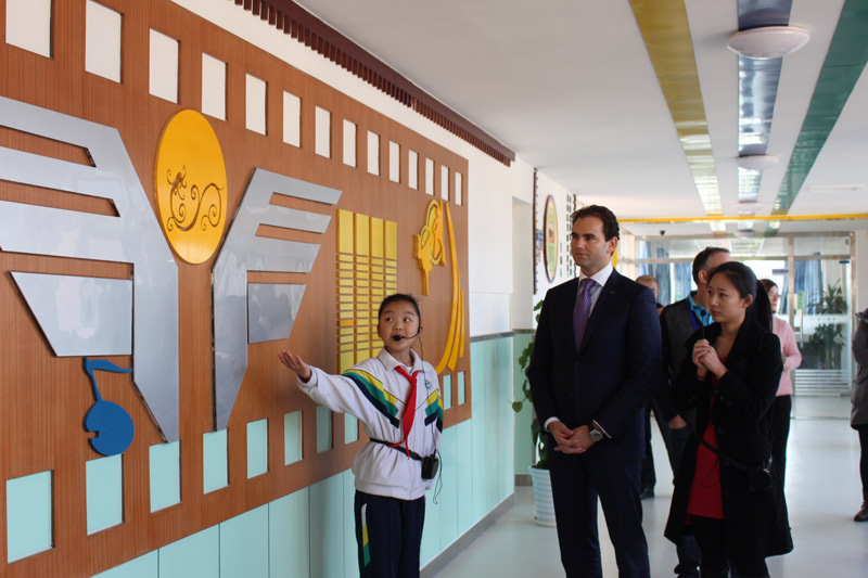 2015年3月13日，小小解說員為來賓解說學校環境文化