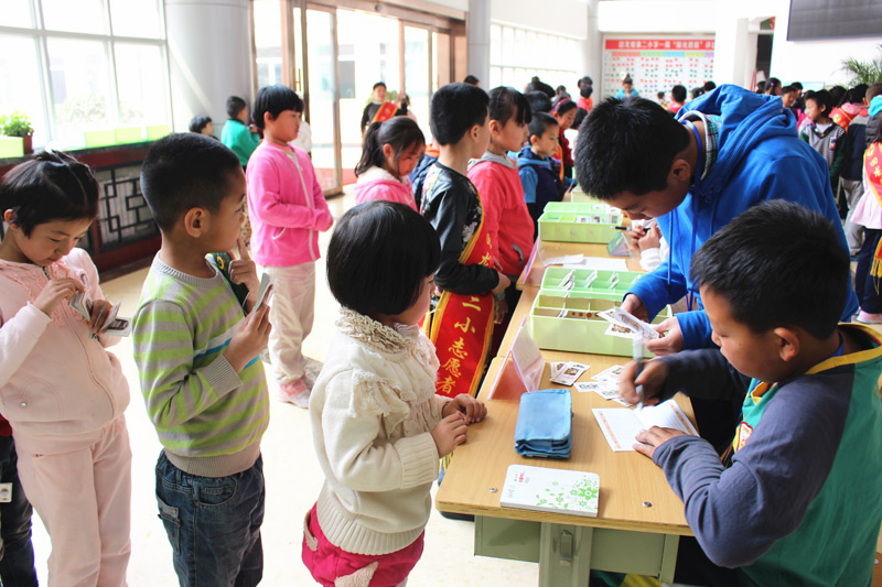 2014年10月25日，北京市回龍觀二小“七彩陽光成長銀行”特色德育活動，在各方面表現突出的學生會得到七色陽光幣