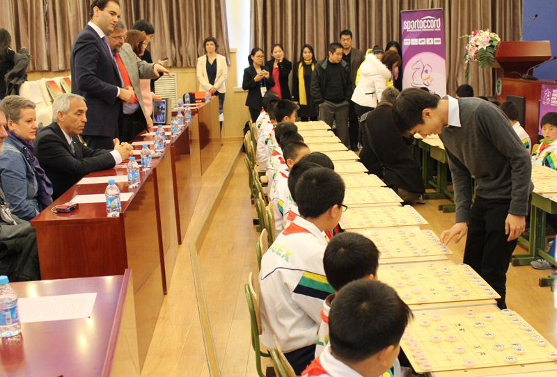 2014年11月13日，2014世界精英運動會組委會走進回龍觀二小，象棋大師與學生對弈