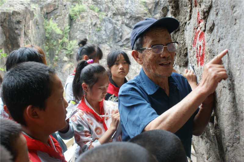 2013年6月 楊教授帶領學生走進硅化木