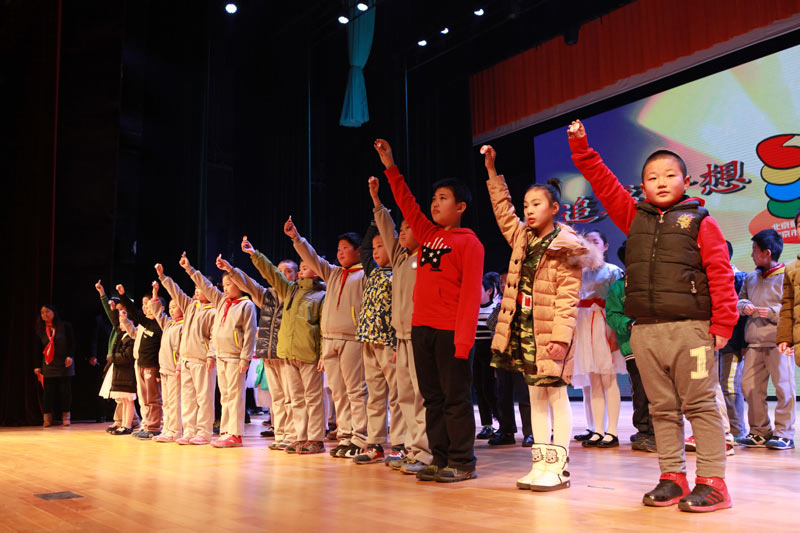 2015年1月19日，在竇店民族文化中心舉辦的第四屆學生成長展示會上進行大拇指表彰，全體學生及家長參加