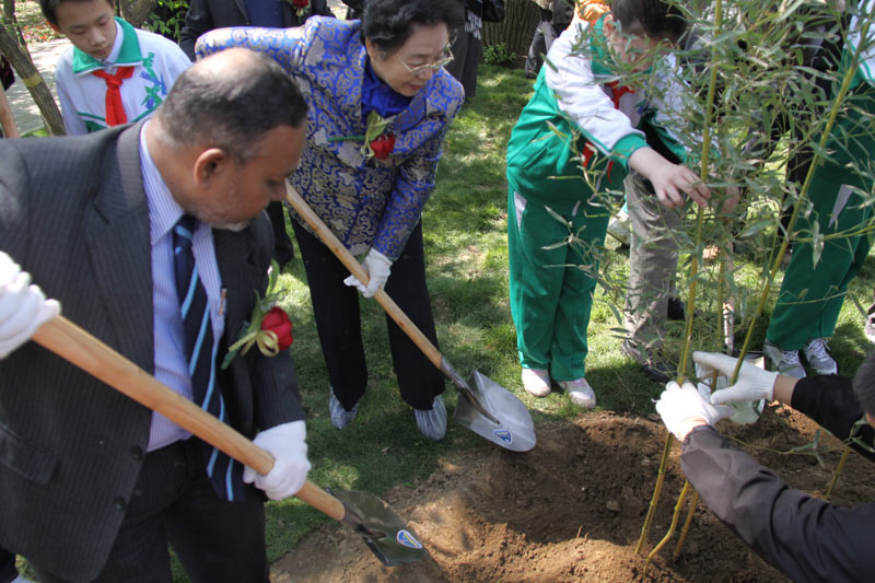 2011年4月22日，國際竹藤文化節上，北外附小學生與各位大使共同植竹