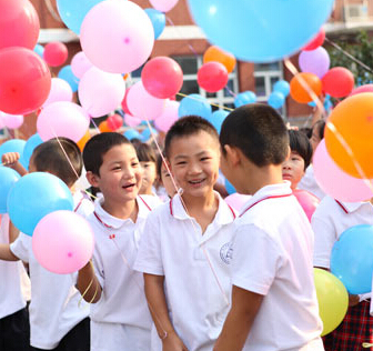 北京印刷學院附屬小學：舞動無憂童年    北京印刷學院附屬小學成立於2013年9月，是本地高校辦的第一所附屬學校。學校建筑面積8100平米，現有六個年級，教學班13個，學生465人。教師43人，市區級骨干教師11人。[詳細]