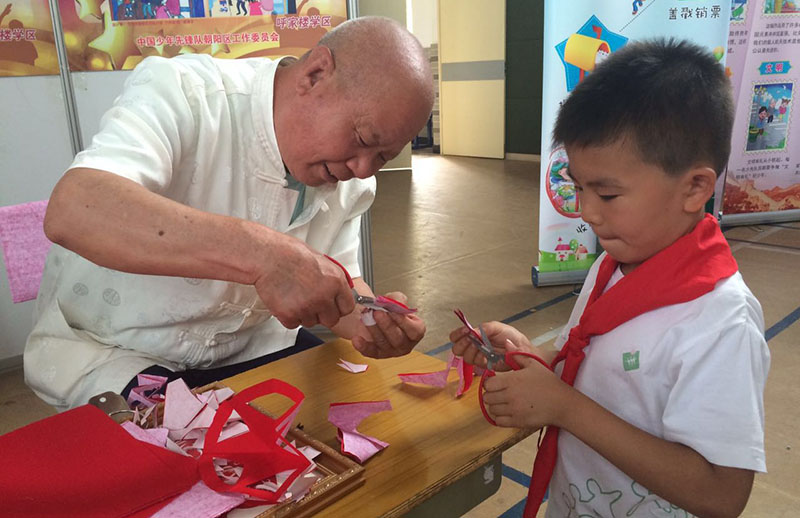 和爷爷一起学习剪纸艺术，“小小剪刀手中拿，剪个窗花送娃娃”。