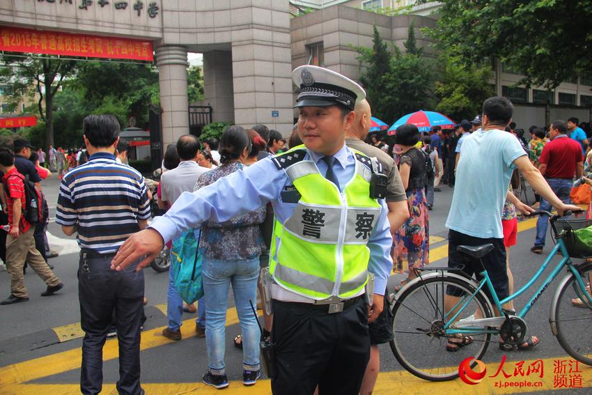 交警为杭州高考各考点的考生保驾护航。