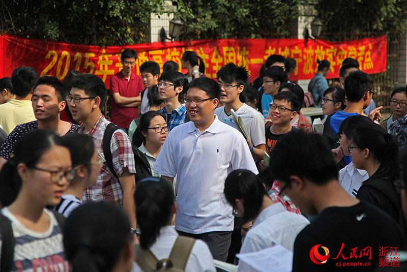 宁波效实中学门口，参加高考的学子自信入场。 章勇涛 摄