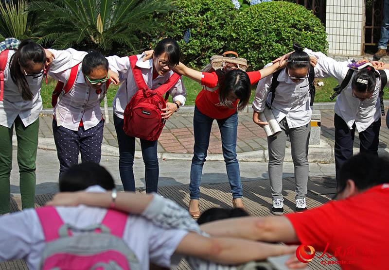 宁波效实中学门口，老师为参加高考的学生们呐喊打气  。章勇涛 摄