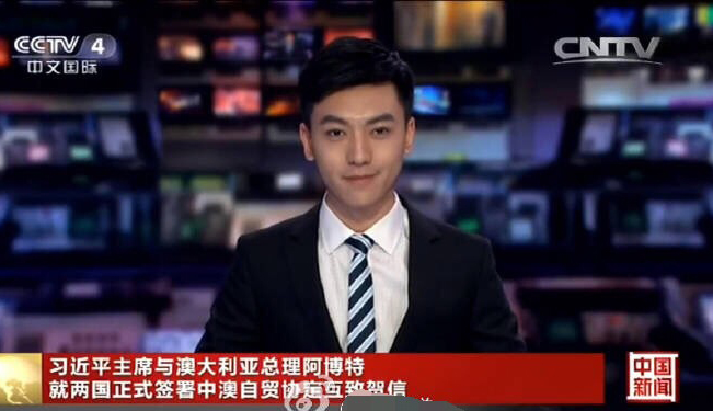 穿正裝亮相《中國新聞》 淺淺的笑容迷人