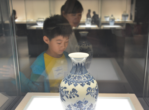 和媽媽一起參觀中國古代瓷器藝術展