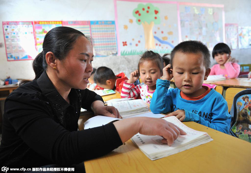 2015年5月13日，郜艳敏在给孩子们上课。 