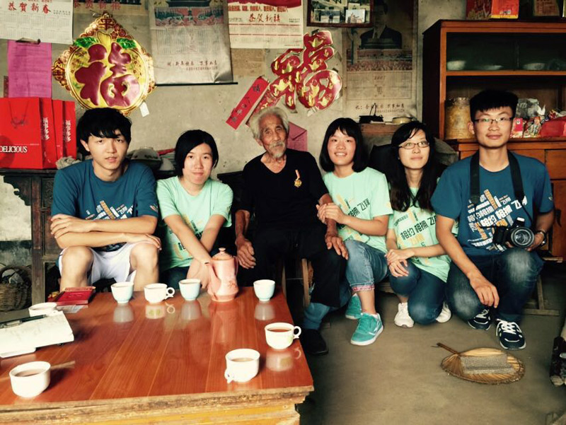 山东理工大学同学们暑期赴淄博市沂源县大张庄镇明末峪村探访抗战老兵徐志科，老人已年近90，参加过八路军抗日游击队，曾当过独立营民兵连长；而后参加过解放战争的莱芜战役、孟良崮战役等。他谈起抗战往事，忍不住抹泪。
