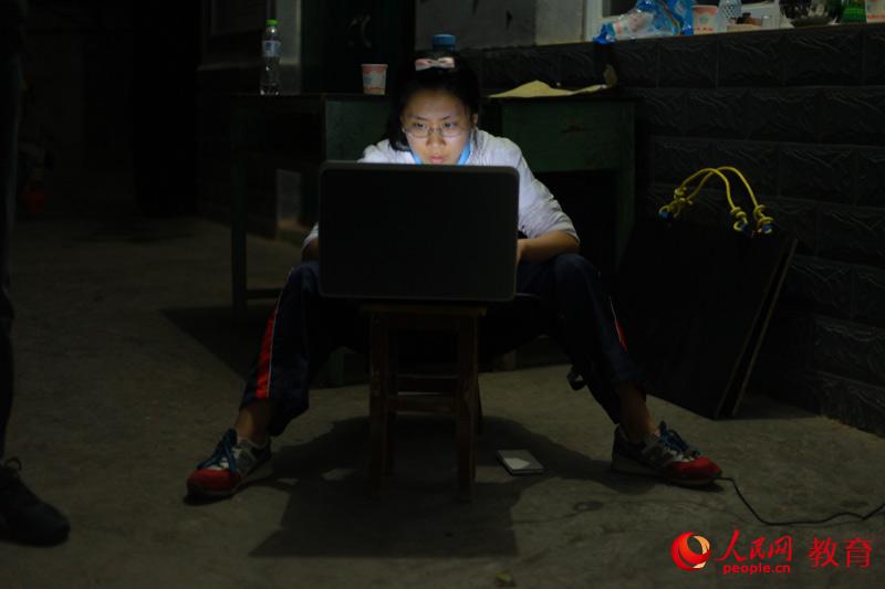 一台小小的电脑，志愿者们轮流使用，根据学生情况调整课程、查阅资料，经常要忙到深夜。