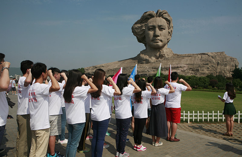 同學們誦讀入黨宣誓 攝影 李亞濤