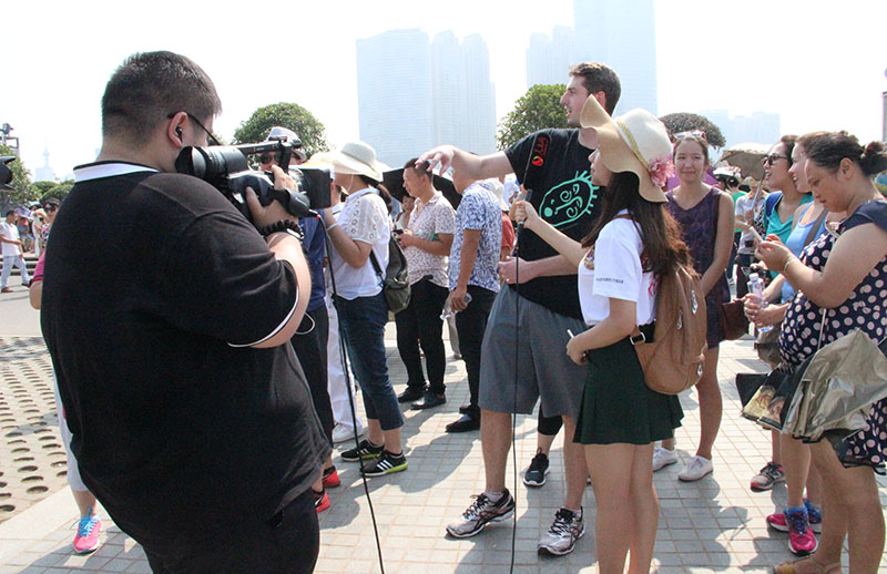 橘子洲頭採訪外國游客。攝影 朱薈芝