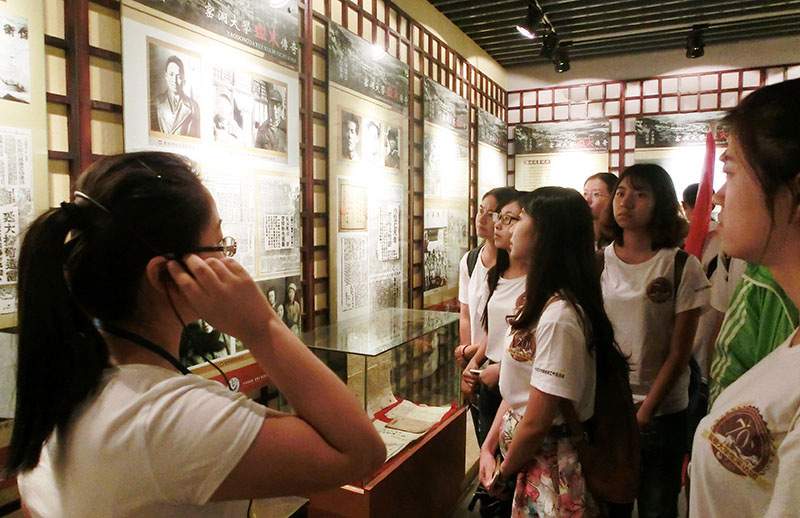 同學們在講解員的引導下參觀延安大學校史館展覽陳列。攝影 北京師范大學 王玉喬