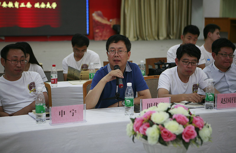 延安大學黨委副書記田伏虎回答大家的問題。攝影 李亞濤