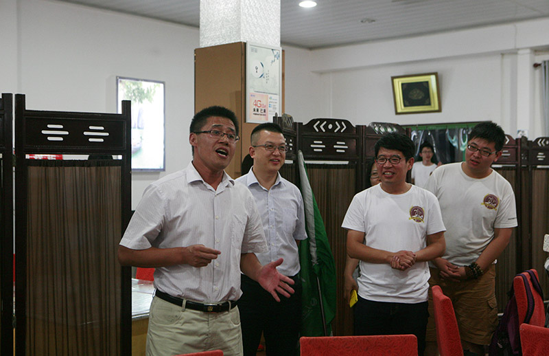 延安大學學工部副部長馬小惠為演唱陝北民歌。攝影 李亞濤