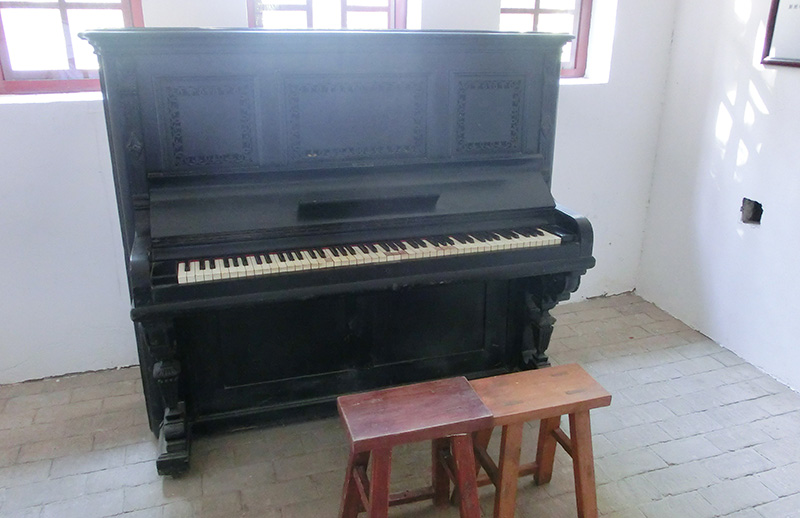 魯藝音樂系教室內的一架老鋼琴。攝影 王玉嬌