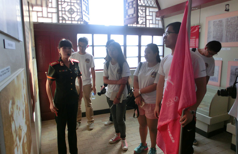 同學們在魯藝紀念館內聆聽講解。攝影 王玉嬌