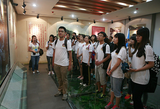 大學生採訪團參觀魯迅藝術文學院首都大學生採訪團重訪延安“魯藝”舊址