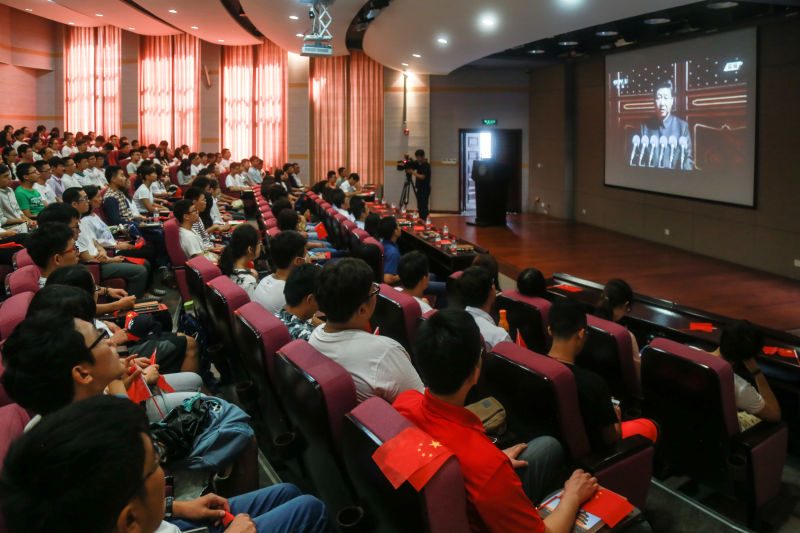 9��3�գ�����������ѧ��֯ѧУ��ίѧ���ɲ�����ۿ��ı���ʽ�����ƻֺ���ı���ʽ���ڳ���ͬѧ�Ǹе���Ѫ���ڣ��׷ױ��ﰮ��֮��������Ժ��С�