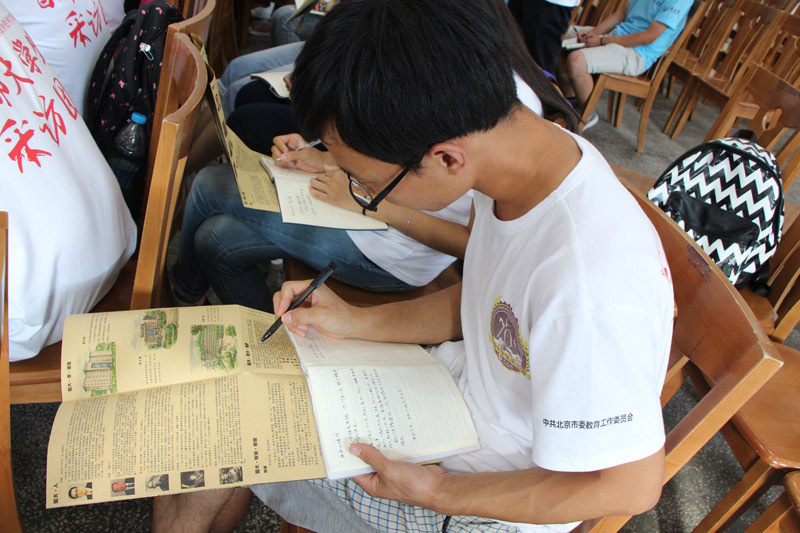 延安大學座談會，中國人民大學楊抗抗同學認真做筆記