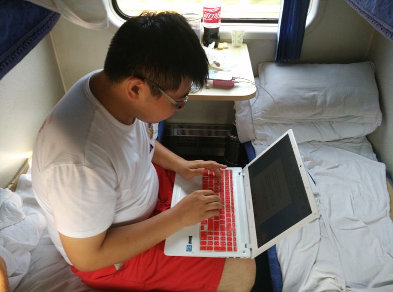 中國政法大學張冉同學在火車上加班寫稿