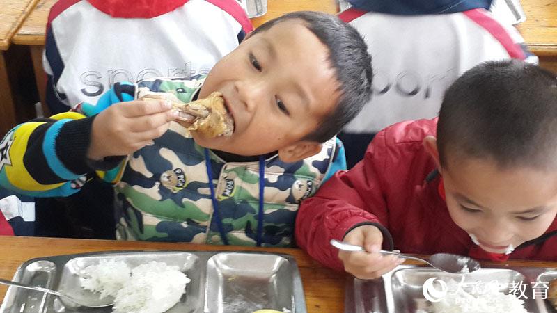 麻江近2万学生享受营养午餐 学校零利润自管自