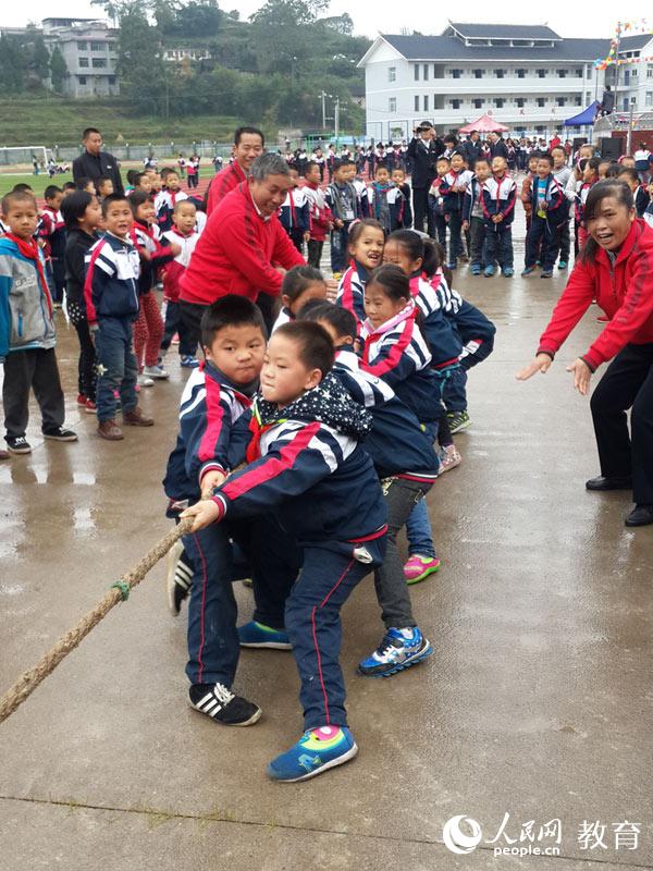 记者到达时，正赶上学校开展第二届冬季运动会。二年级的学生正在进行拔河比赛。（郝孟佳/摄）