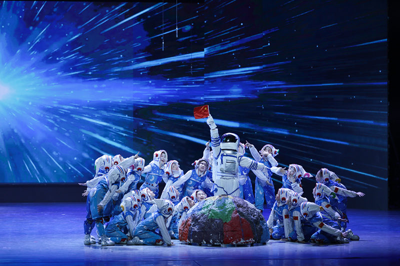 北京市海淀区实验小学的“小小航天员”们正表演舞蹈《星际同梦》