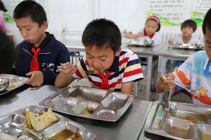 为了让学生养成在用餐时节约,不浪费粮食的好习惯,学校成立"校园小