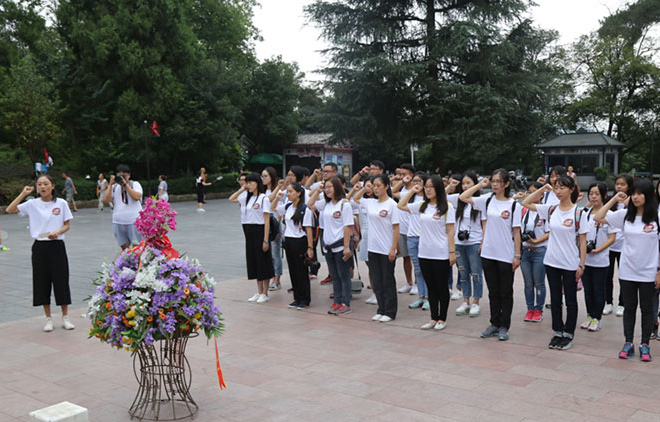 首都大学生记者团“红军山”上重温入党誓词