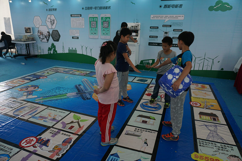一群孩子正通過游戲學習電力知識。