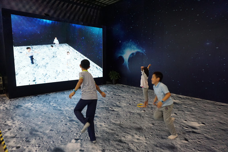 孩子們體驗“登陸月球”。