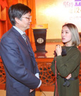 拉拉队采访校长内蒙古大学如何建设“双一流”？校长陈国庆表示，内蒙古大学会更好地推动优势学科的建设，同时更加注重实践教育。