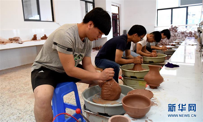 4��19�գ�����ѧԺ�մ����רҵ��һ�����꼶ѧ������������ϰ��